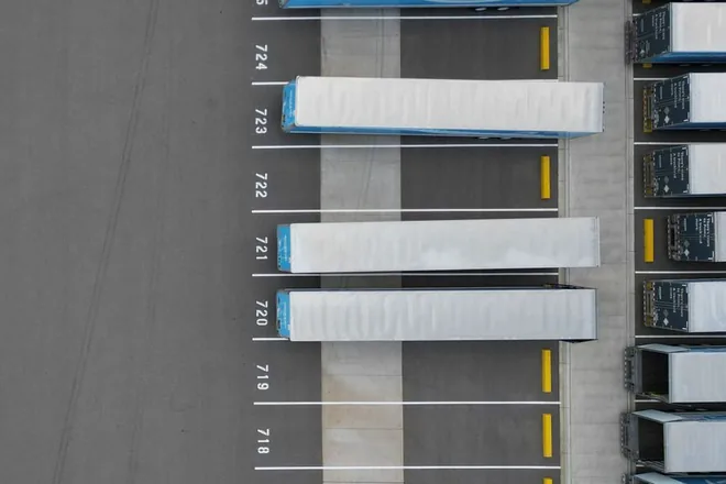 Vue aérienne de remorques à quai sur une plateforme logistique