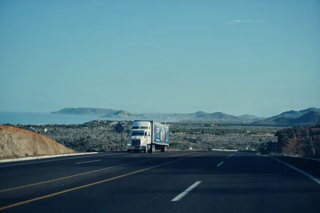 Ensemble routier seul sur une route, collines en fond