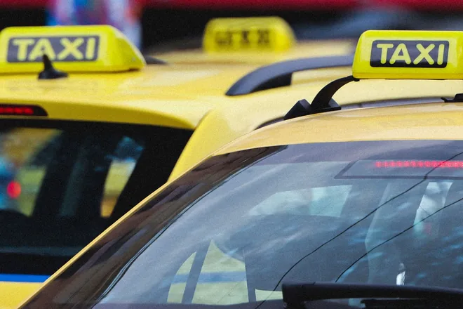Toits de taxis jaunes avec leurs lumineux « TAXI », en file