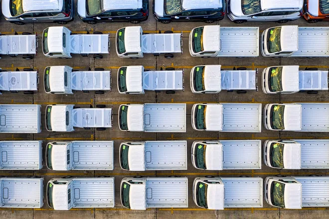 Vue aérienne de fourgons utilitaires blancs garés côte à côte