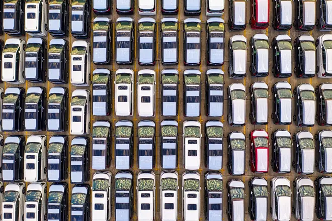 Vue aérienne de voitures de société garées en rangées sur un parking