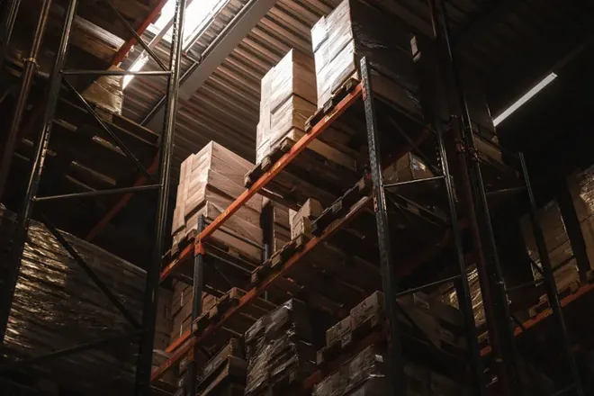 Palettes de marchandises filmées sur les rayonnages de l’entrepôt