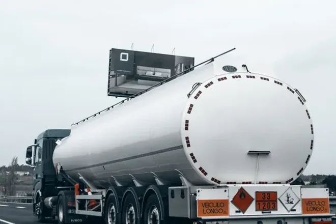Semi-citerne avec plaques ADR sur autoroute
