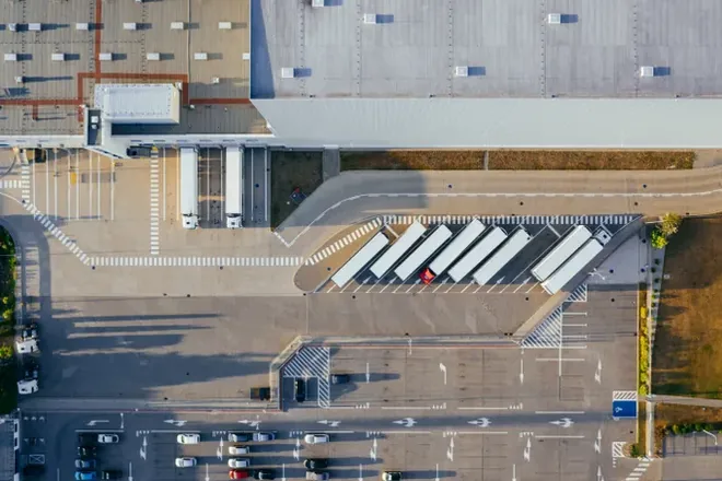 Remorques à quai d’un centre logistique, vues du ciel