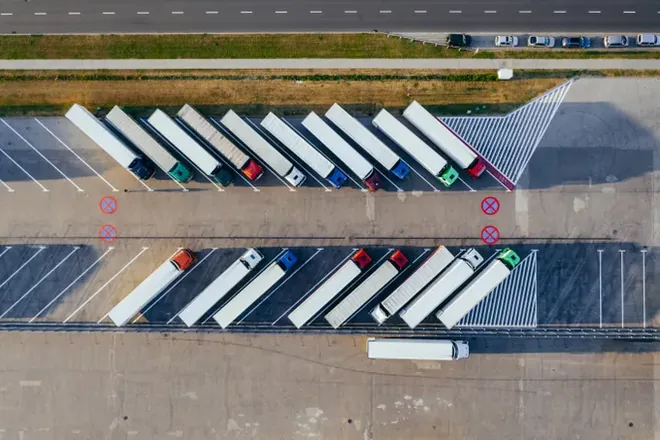Remorques de transport routier alignées sur le site du transporteur, vues du ciel
