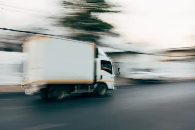 Camion porteur d’entreprise en livraison en ville