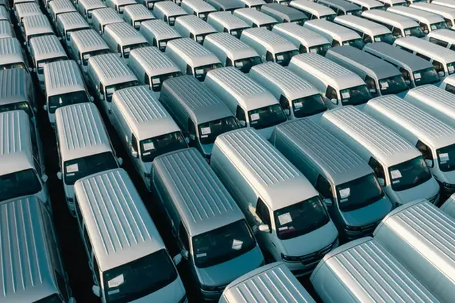 Parc de camionnettes d’entreprise alignées avant mise en circulation