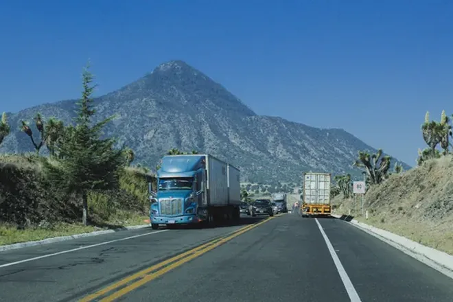 Tracteurs routiers avec semi-remorques sur une route nationale