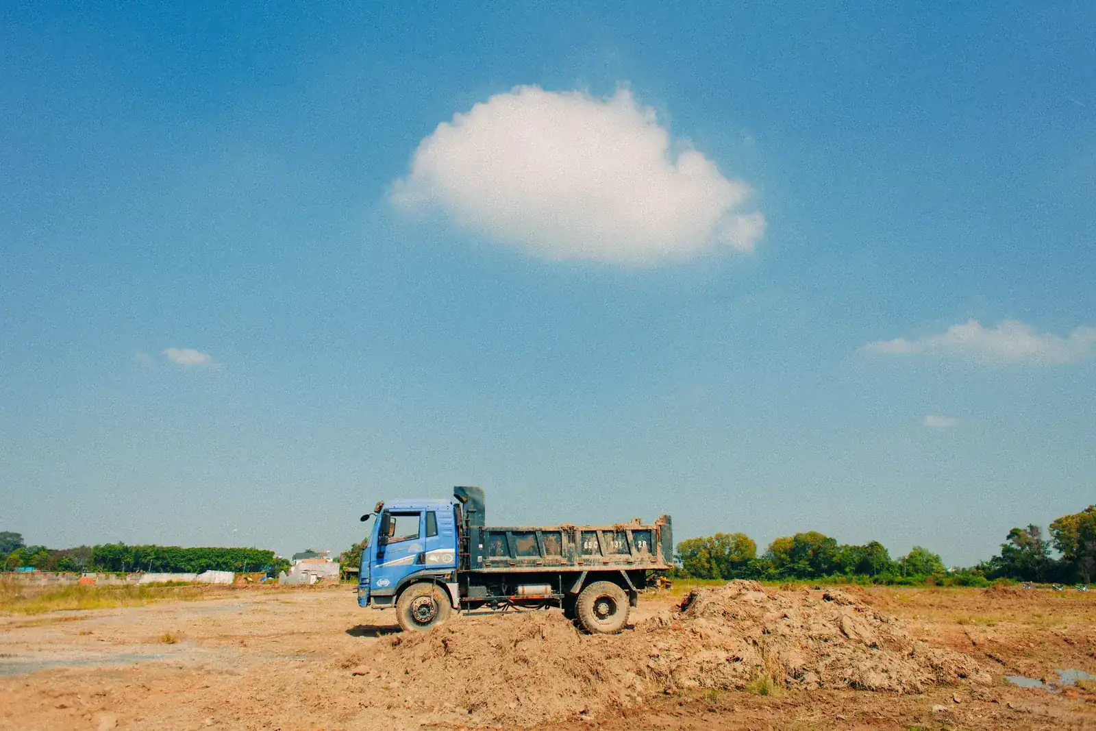 Camion benne d’entreprise stationné devant des locaux professionnels