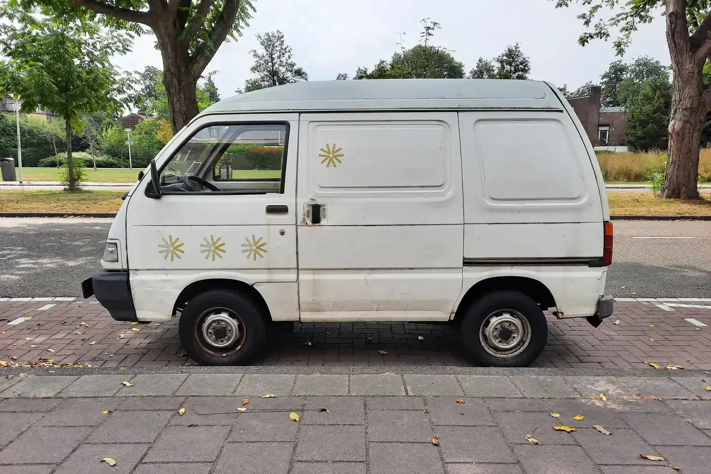Camionnette d’entreprise stationnée devant des locaux professionnels