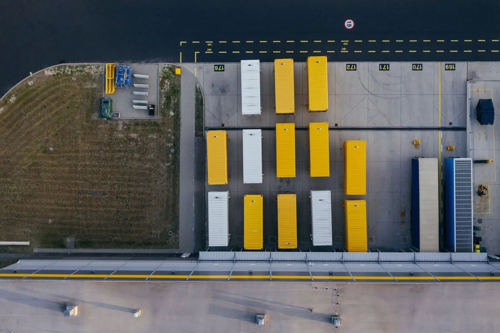 Portes de quai d’une plateforme logistique où s’alignent les véhicules de distribution