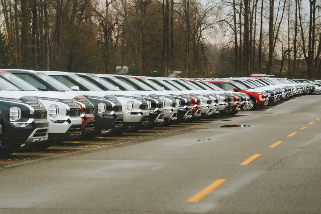 Véhicules neufs alignés sur un parc avant leur première mise en circulation