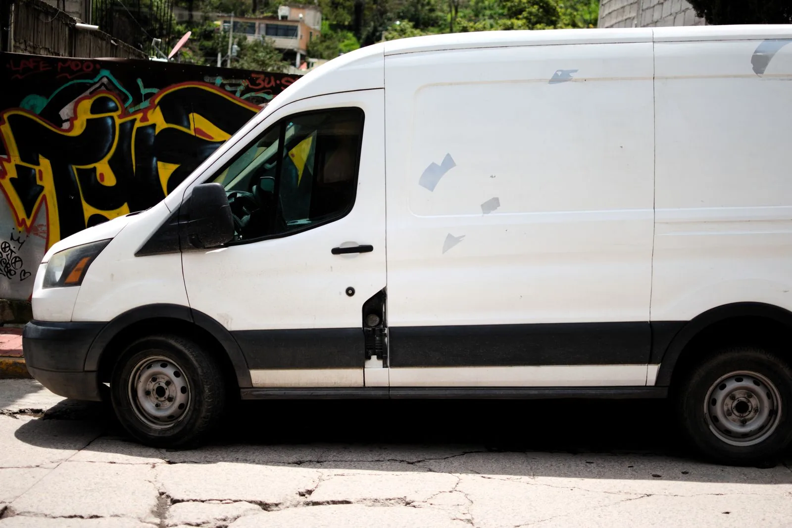 Fourgon et utilitaire d’entreprise stationnés devant des locaux professionnels
