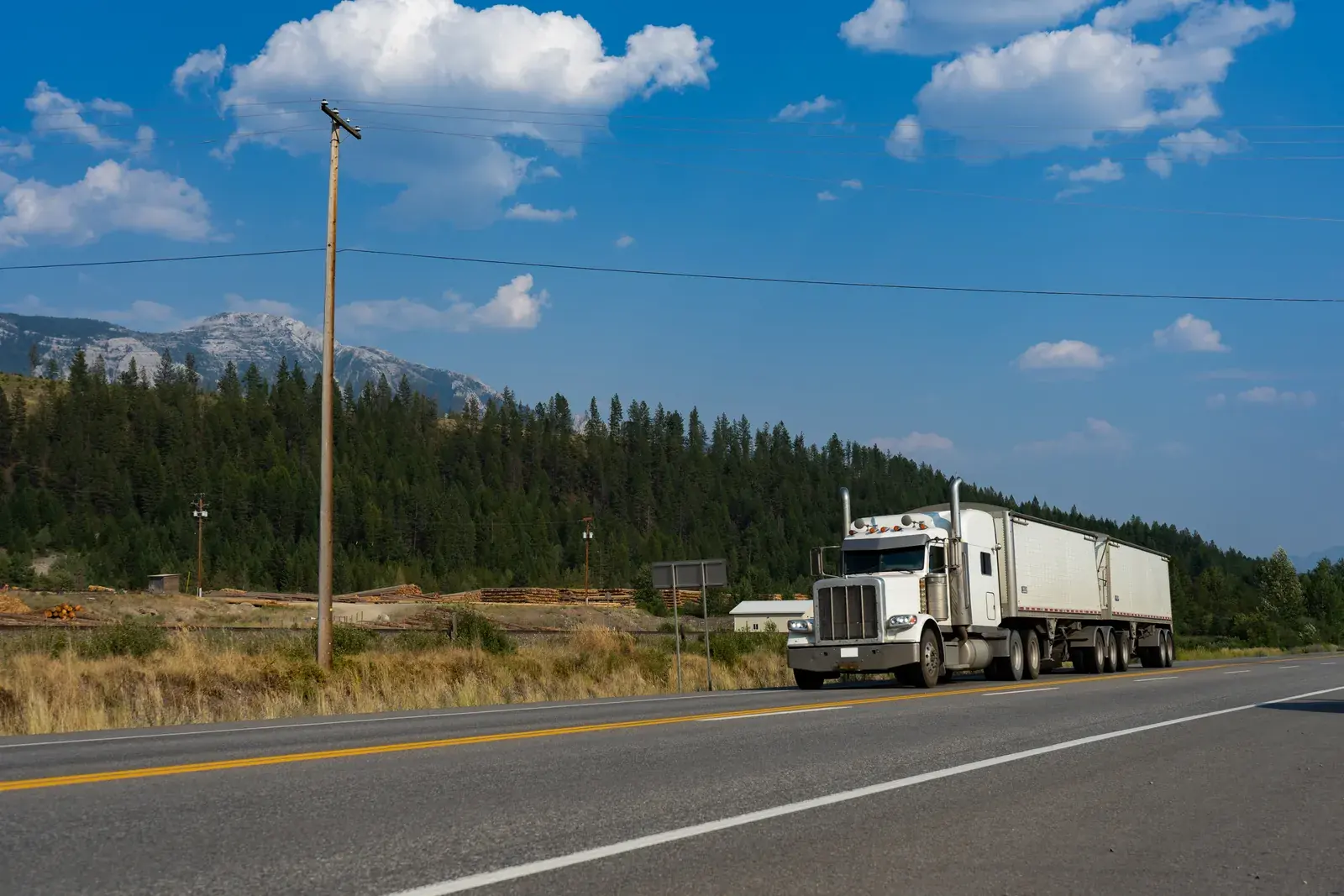 Transport routier Transport routier : semi-remorque en circulation sur route nationale