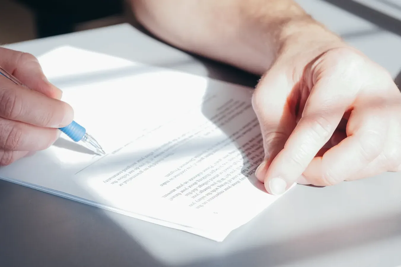 Documents pour assurer un véhicule de société : la liste et l’ordre Illustration éditoriale — Véhicule de société : quels documents pour assurer et mettre en circulation ?
