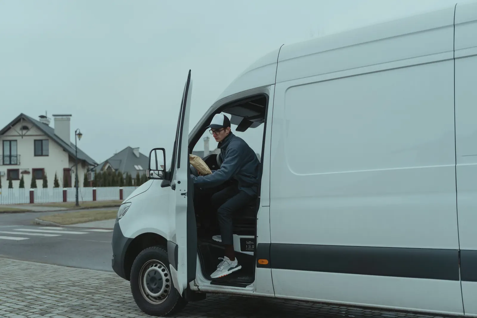 Véhicule d’électricien d’entreprise stationné devant des locaux professionnels