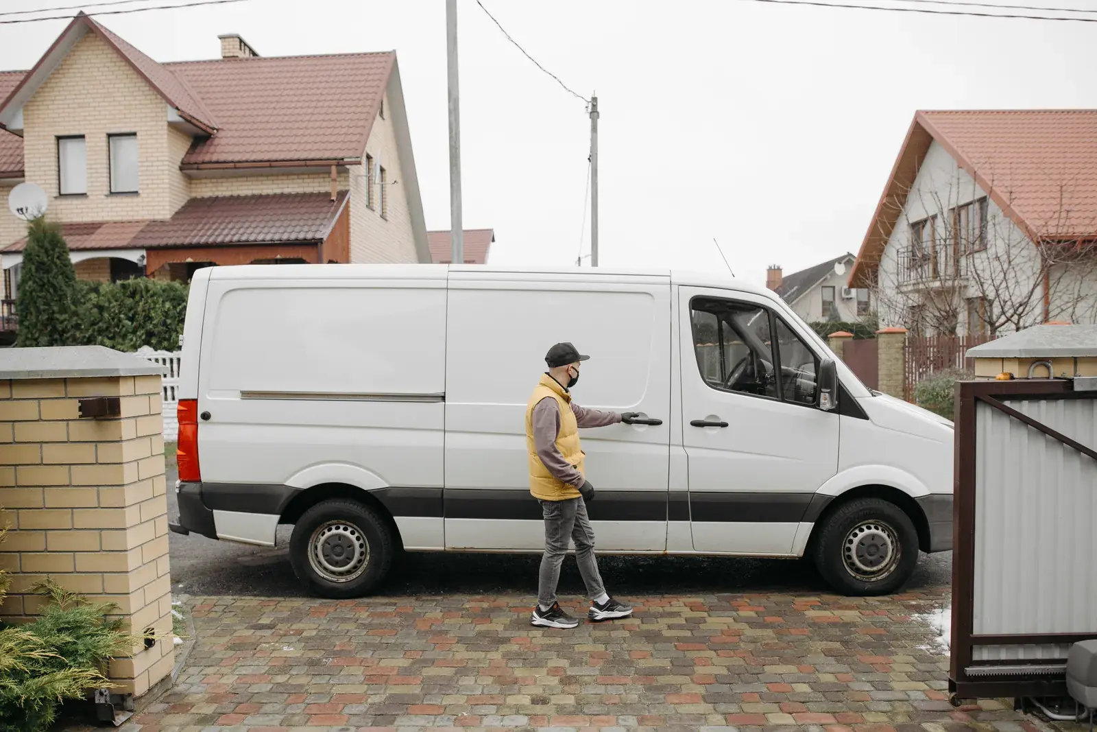 Véhicule de plombier d’entreprise stationné devant des locaux professionnels