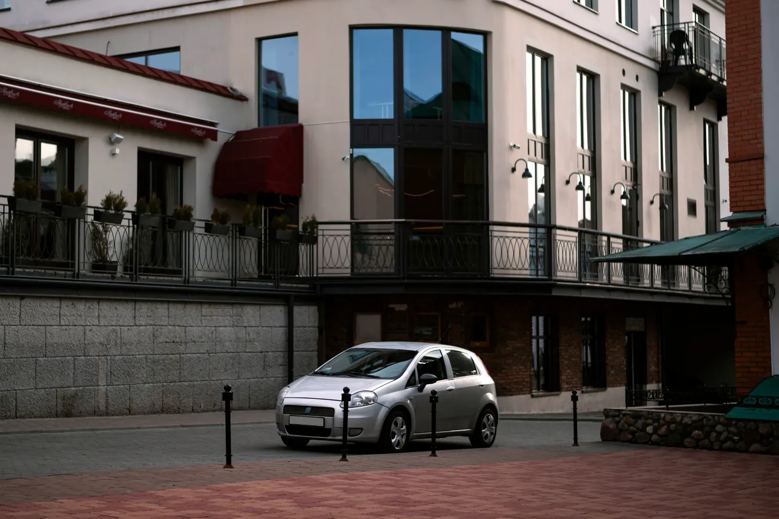 Voiture de fonction d’entreprise stationnée devant des locaux professionnels